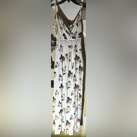 Long, high split cut floral dress - Picture 3 of 4